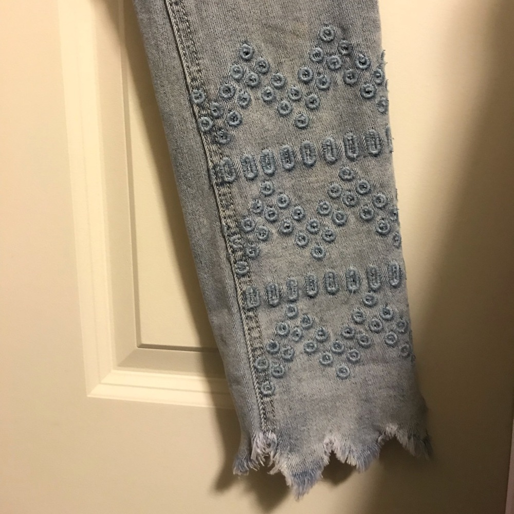 Super cute ankle, distressed jeans. Size 5/26.